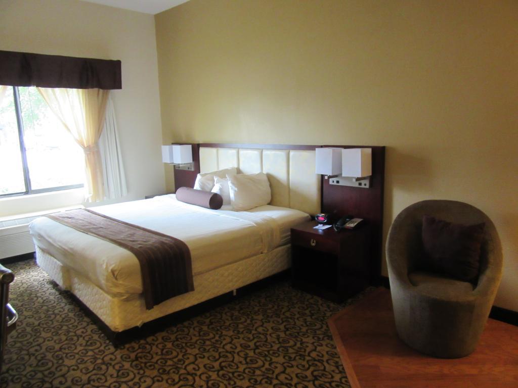 Baymont By Wyndham Columbia Fort Jackson Exterior photo